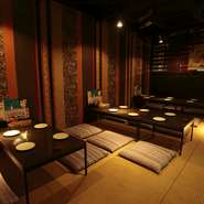 民芸風のテイストでゆっくりできる店内には、6名席が2つ、10名席が1つ、16名席が1つと個室が豊富。接待やカップルでの利用にもおすすめです。掘りごたつ席、テーブル席、座敷席とあるので好きな席が選べます。
