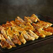 女性でも食べやすいサイズの餃子です。もちろん一つひとつお店で手作りしています。写真は30コ。