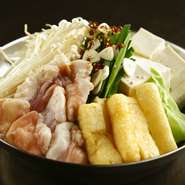 しょうゆベースの味付けです。和牛ホルモンの旨みが、たっぷり野菜にしみ込んだ鍋は、女性にも人気です。