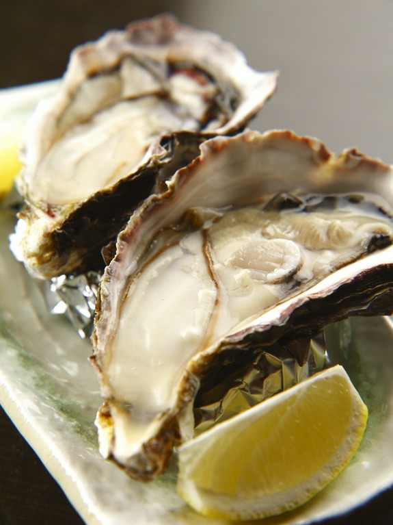 濃厚でクリーミーな味が特徴『広島産焼き牡蠣　2ケ』