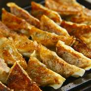 餡の肉に鹿児島県産黒豚を100％使った餃子。にんにく入りでちょっと甘め。冷めてもおいしさは変わりません。注文しない人はいないほどイチオシのメニューです。追加でお替わりされる方も大勢いらっしゃいます。