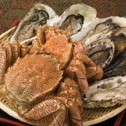 三陸近海の獲れたて食材をふんだんに使用している【蛇の目本店】の料理。宮古湾での大ぶりサイズの牡蠣や、身がしっかり詰まり、甘味が凝縮した味噌が絶品の宮古毛ガニなど、宮古ならではの食材がいっぱいです。