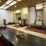 店舗2Fの広々としたお座敷席は、最大70名様まで利用可能。仕切りができるので、人数に応じたあらゆるシーンにも対応できます。慶事や法事のお食事や宴会にも最適。昼食時は混雑するため、11時半くらいが狙い目です。