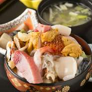 観光に訪れた方に大人気の『三陸ごはん』は、器からはみ出んばかりに盛り付けられた新鮮なネタが人気の逸品。「あの味が忘れられない」と再び訪れる方もたくさんいるほどの名物メニューです。