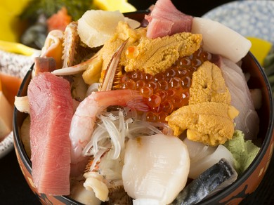 地元産の獲れたての味を満喫するならこの逸品！『北三陸ご飯』