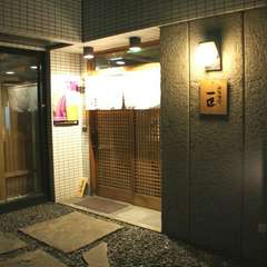 落ち着いたカウンター席で静かに飲むなら