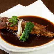 名物煮付は基本的に一本丸ごと炊き上げます。旬の魚となるため日替わりですが驚異のリピート率90％の看板商品！
［煮魚例］
金目鯛（切り身）1580円
マコガレイ（丸ごと）1280円
イシモチ（丸ごと）980円　等