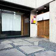 道路沿いにある店の入口。店先には石畳も敷かれています。