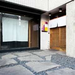 落ち着いた佇まいの入口