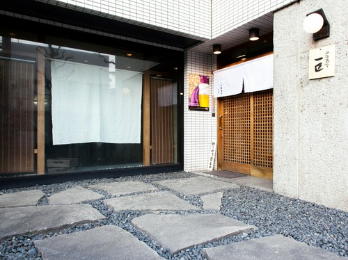 落ち着いた佇まいの入口