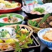 普段使いよりワンランク上の上質な会食や、大切な人のお祝いやおもてなしなど高級和食平均一般単価15000円を約半額のお値段でご提供
座敷個室席は最大12名様まで可。毎日仕入れる新鮮魚介や取材も多い熟成魚も自慢