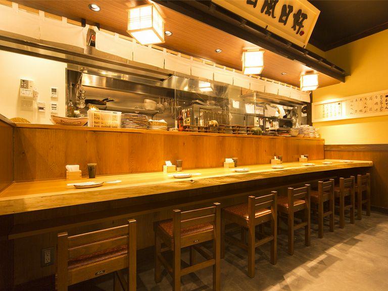 カウンター席もあり落ち着いてお酒を酌み交わせる雰囲気