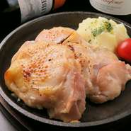 柔らかい若鶏のもも肉を、塩麹で漬け込みさらに柔らかく。オーブンで柔らかい若鶏のもも肉を、塩麹で漬け込みさらに柔らかく。