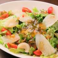 新鮮野菜と鮮魚のサラダ。優しい味わいの和風の出汁ジュレを添えて。