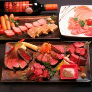 様々な種類の肉料理を120種類の飲み放題とともにお楽しみ頂けます！メインは豪華・牛赤身盛り合わせ♪