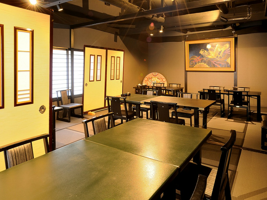 心地よい空気感が魅力的、明るく落ち着いた雰囲気の店内