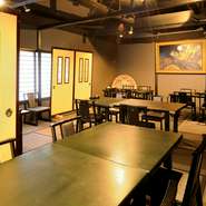 ゆったりとくつろげる広々とした店内は、食事会や記念日、各種宴会にもおすすめ。グラス片手に自慢の料理を目の前に、会話もはずむ楽しいひとときを満喫できます。