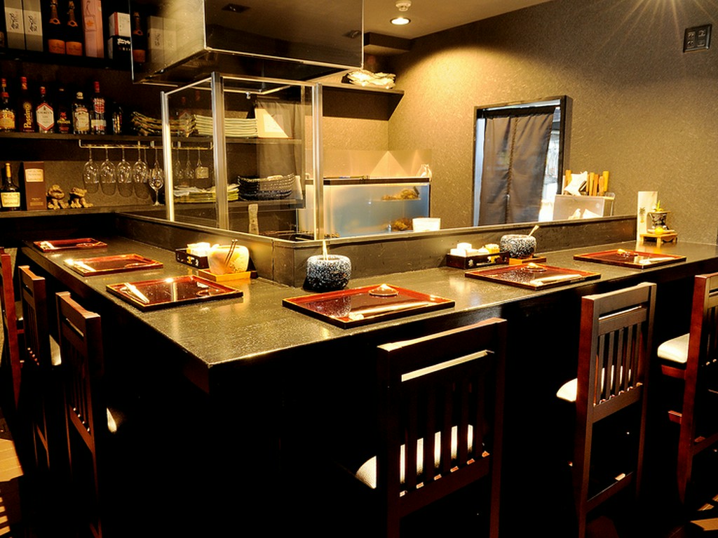 ひとりでも気兼ねなく利用できるカウンター席