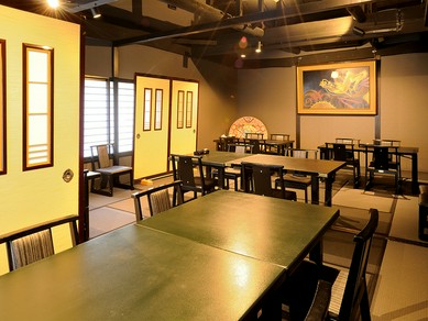 しっとりとお愉しみ頂ける落ち着いた雰囲気の空間。個室席も各種