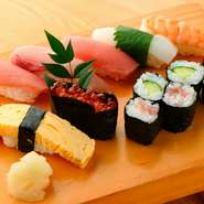 厳しい目利きで仕入れた新鮮な旬魚を『にぎり寿し』で満喫。素材にこだわった新鮮なネタの『お寿司』が気軽に味わえます。『巻物』もバリエーション豊富にご用意。お子様からご年配の方まで幅広く楽しめます。