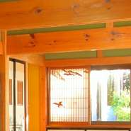 日本の伝統文化である社寺建築にこだわってつくられた別館のお座敷席。本欅づくりの太い梁、差し込む光がやわらかく照らす格子窓など、日本建築の美しさを感じさせてくれる落ち着き深い雰囲気で食事が楽しめます。