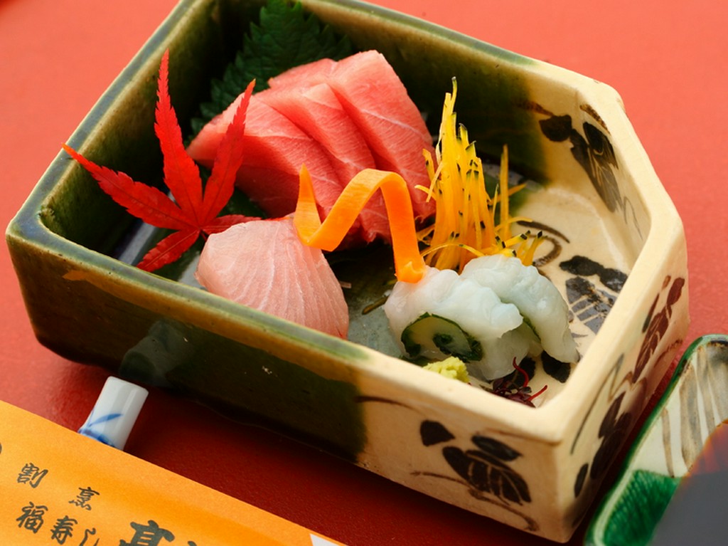 旬の旨味を満喫できる一品料理は、季節感あふれる盛付で