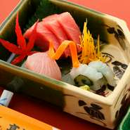 単品メニューだけでなく、各種御膳料理も充実。『御刺し身盛り合わせ』は、長年の経験をもとに厳選した旬のお魚が味わえる逸品。紅葉の季節には楓をあしらうなど、目でも楽しめる演出を施しています。