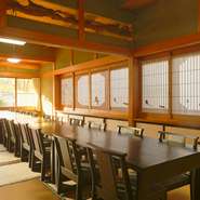 駐車場30台完備。敷地面積も広く50畳の大広間は圧巻！　ご法要の会食から、慶事の祝席まで幅広く対応可能。予算や人数、用途に応じて食事の内容を相談できるので、本格的な懐石コースで会食を演出できます。