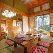 重厚感あふれる外観ですが、リーズナブルな価格設定なのが地元でも人気の秘密。『うどん』や『そば』などの軽食、『豚角煮』『和風かにしゅうまい』などオリジナルの味を気軽に楽しめるお店です。