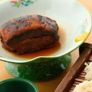 焦げ目の食感が絶妙。余分な脂身を落とし甘めのタレが絶妙な味わい。半日かけて仕上げた逸品です。