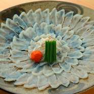 美しく広がるふぐの薄づくり。本場下関産にこだわって使用している『ふぐ料理コース』は味わいが違います。