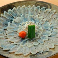 本場下関産のふぐを堪能。コース料理で楽しむ『ふぐの刺身』