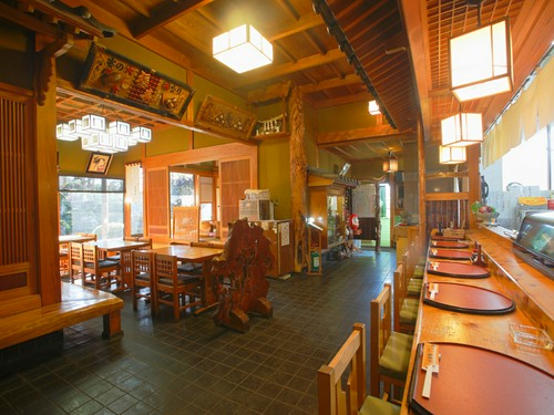 本欅づくりの温かみあふれる店内で本格的な日本料理が味わえます