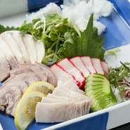 長崎の特産品である鯨肉を使ったお刺身盛り合わせや竜田揚げといった、他ではなかなか味わえない料理が揃っているのがこちらの魅力。長崎グルメを満喫したいなら、わざわざ足を運んでみる価値があります。