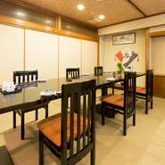 落ち着いた和風の店内には、テーブル席のほか、広い座敷や個室もあり、シーンごとに使い分けられます。個室は2名から利用できるので、希望があれば予約の時に伝えておくことをオススメします。