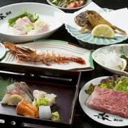 お店のウリである鯨、鮮魚のお刺身、長崎和牛がすべて頂けるお得なコースの他、予算に応じてコースメニューを変更することが可能。広い座敷は最大50名まで入れるので、大人数でも安心して訪れることができます。