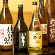 長崎の地酒は常時6種類取り揃えており、鯨や長崎和牛などの郷土の味と組み合わせることでさらに味わいを深めてくれます。日本酒だけでなく、地元の焼酎も取り扱っているので色々な味を飲み比べてみるのもオススメ。