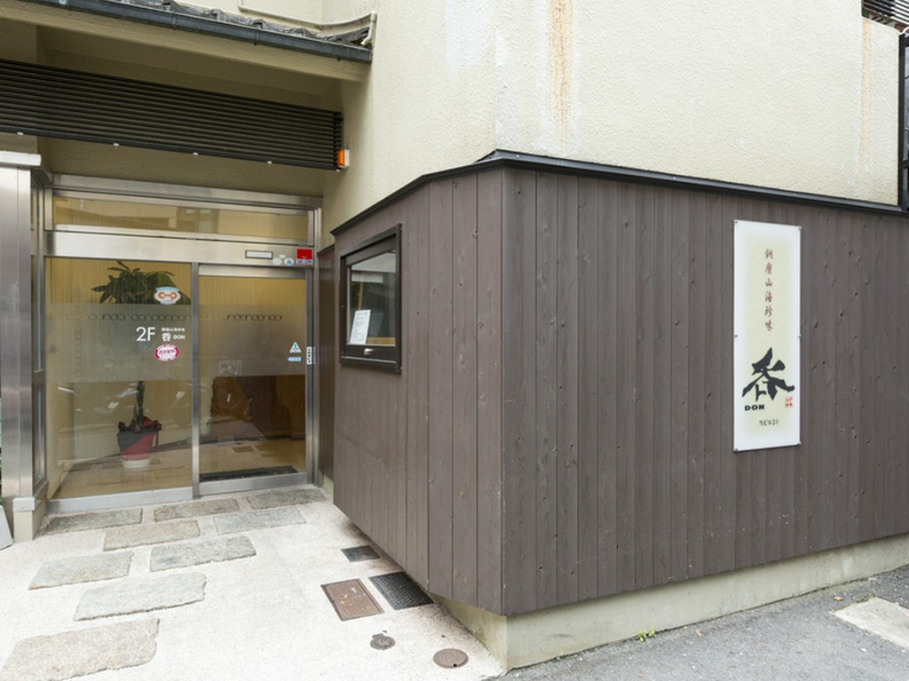 「観光通り駅」から歩いて3分、長崎市の中心部にお店はあります
