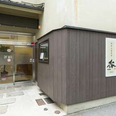 「観光通り駅」から歩いて3分、長崎市の中心部にお店はあります