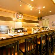 木目を基調とした和風の店内は温かみと高級さを同時に感じられる雰囲気。くつろぎの時間をすごせます。