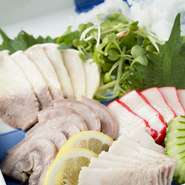 鯨を食べる文化が根付いている長崎市ですが、新鮮な鯨を食べられるお店は少なくなっています。鯨の様々な部位を刺身にして盛り合わせているので、ぜひ一度食べていただいてその美味しさを味わってください。