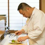 お店に来たお客様には二度、三度と足を運んでいただけるよう、心をこめておもてなししています。お客様の喜ぶ顔を見ることが料理人として一番の幸せ。一人でも多くの方に笑顔になっていただきたいですね。