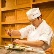 カウンター席は料理人との距離が近く、「料理人の仕事を見ながら握りたてのお寿司を味わえます」と親方。熟練された腕前で織り成す職人技も、合わせて楽しめる空間です。