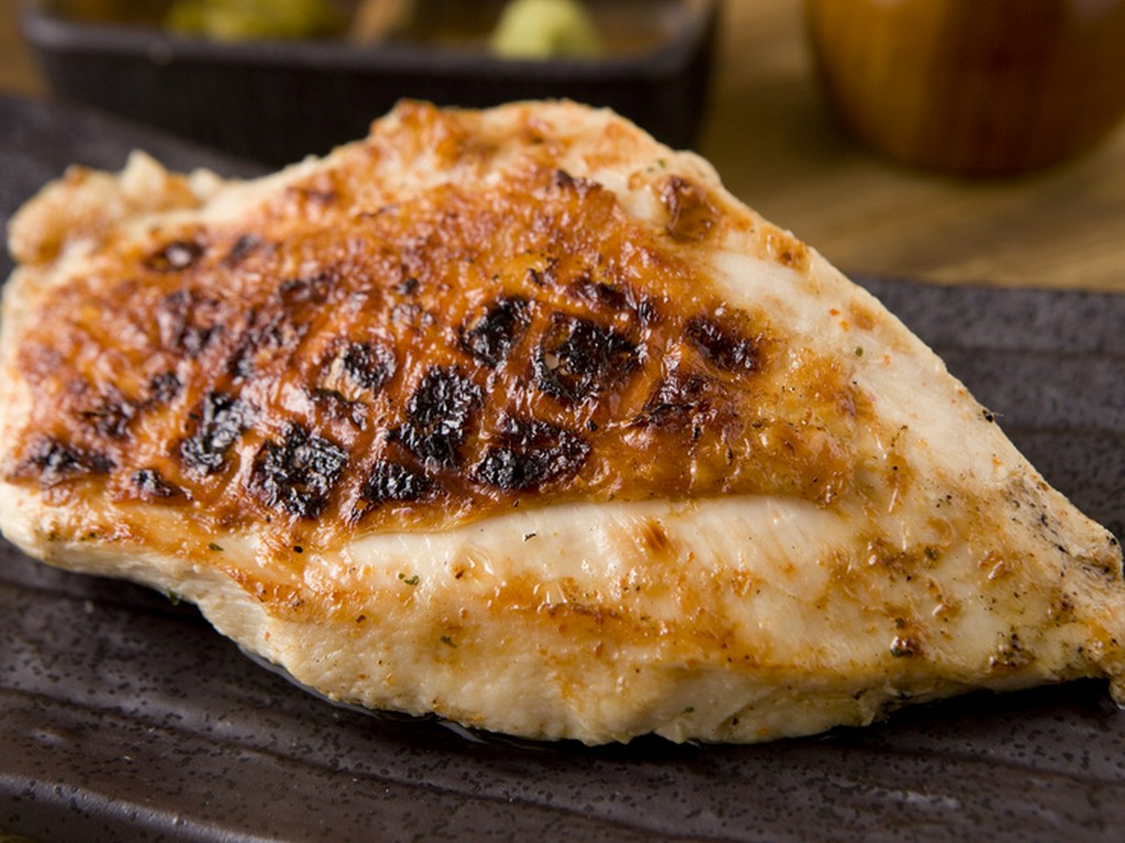 新鮮な地鶏だけを厳選『大山鶏の刺身ステーキ』	