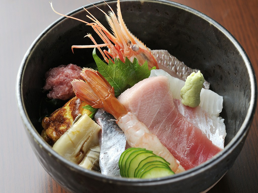 味もボリュームも、そして彩りも美しい『旬の海鮮丼』