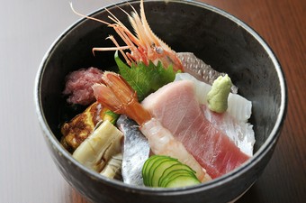 味もボリュームも、そして彩りも美しい『旬の海鮮丼』