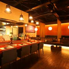 広めのカウンターや寛げる個室などをご用意。ごゆっくりどうぞ。