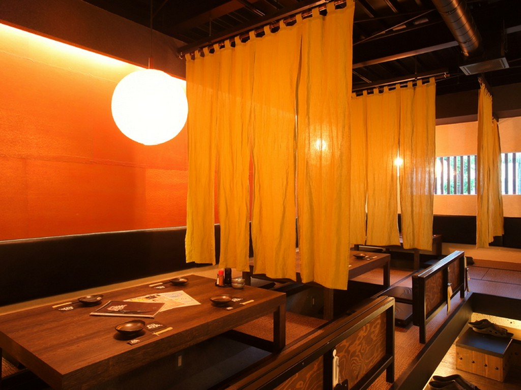 隣のテーブルとの間には間仕切りがあるので気兼ねなく楽しめます