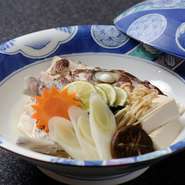 地元で獲れた食材を熟練の腕で和食の五法を使いこなし、いろいろな味わいで提供。訪れた人の好みに合わせ、魚の部位を変えるなど細かな心くばりが感じる日本料理のお店です。