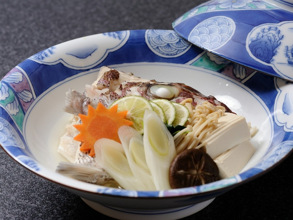新鮮な鯛の旨みをあますところなくいただける『鯛骨蒸し』